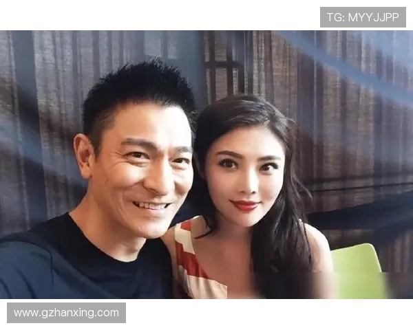 足球明星与刘德华亲密互动视频曝光引发粉丝热议与追捧